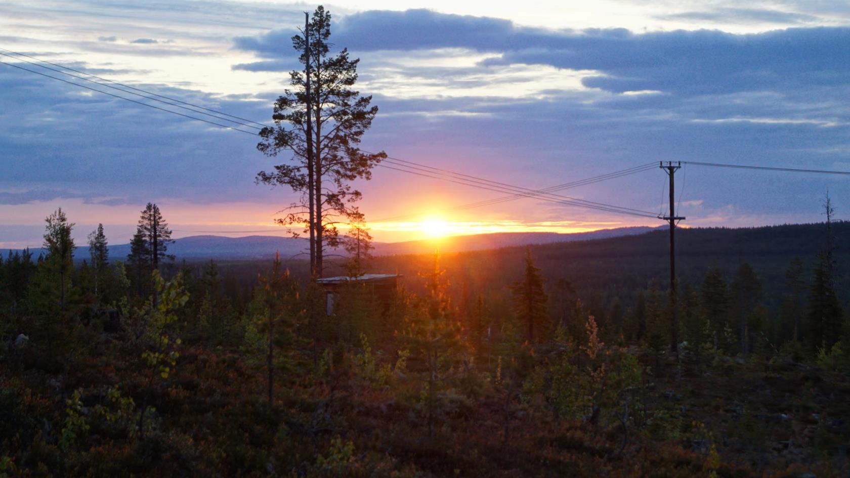 Midnattssol över bergen i Lappland.