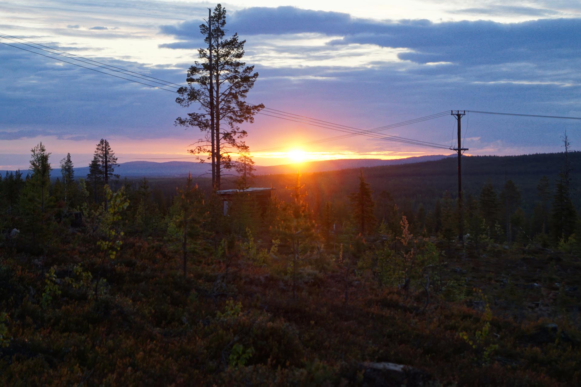 Midnattssol över bergen i Lappland.
