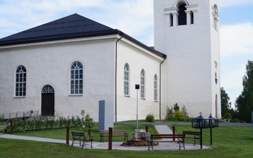 Överluleå kyrka med askgravlunden i förgrunden.