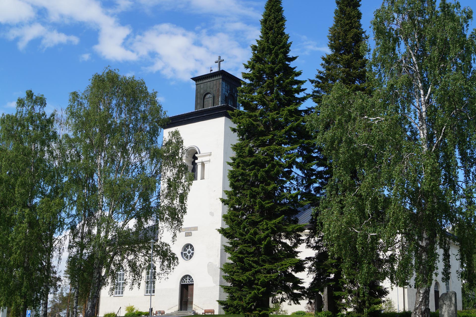 Överluleå kyrka på sommaren.