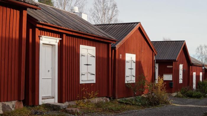 Höstbild på kyrkstugorna vid Överluleå kyrka.