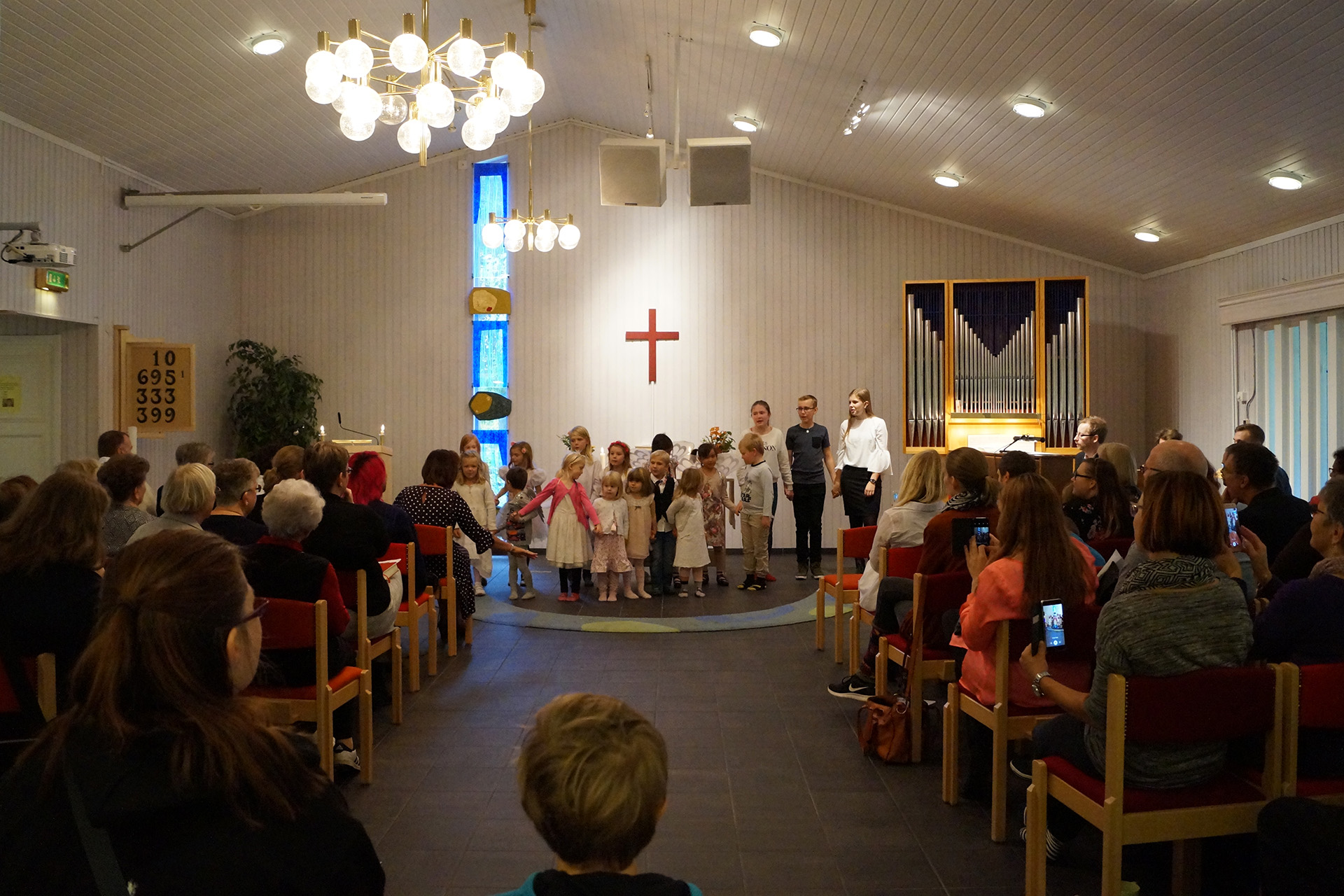 Matteuskyrkans barnkörer sjöng under Jubileumsmässan.