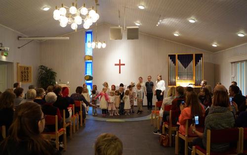 Matteuskyrkans barnkörer sjöng under Jubileumsmässan.