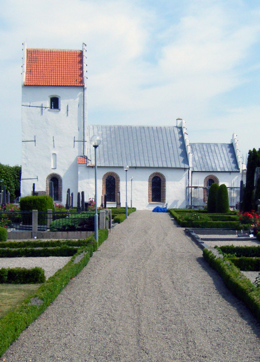 Bjällerups kyrka lyser blänkande och vit med nytt tak och puts.