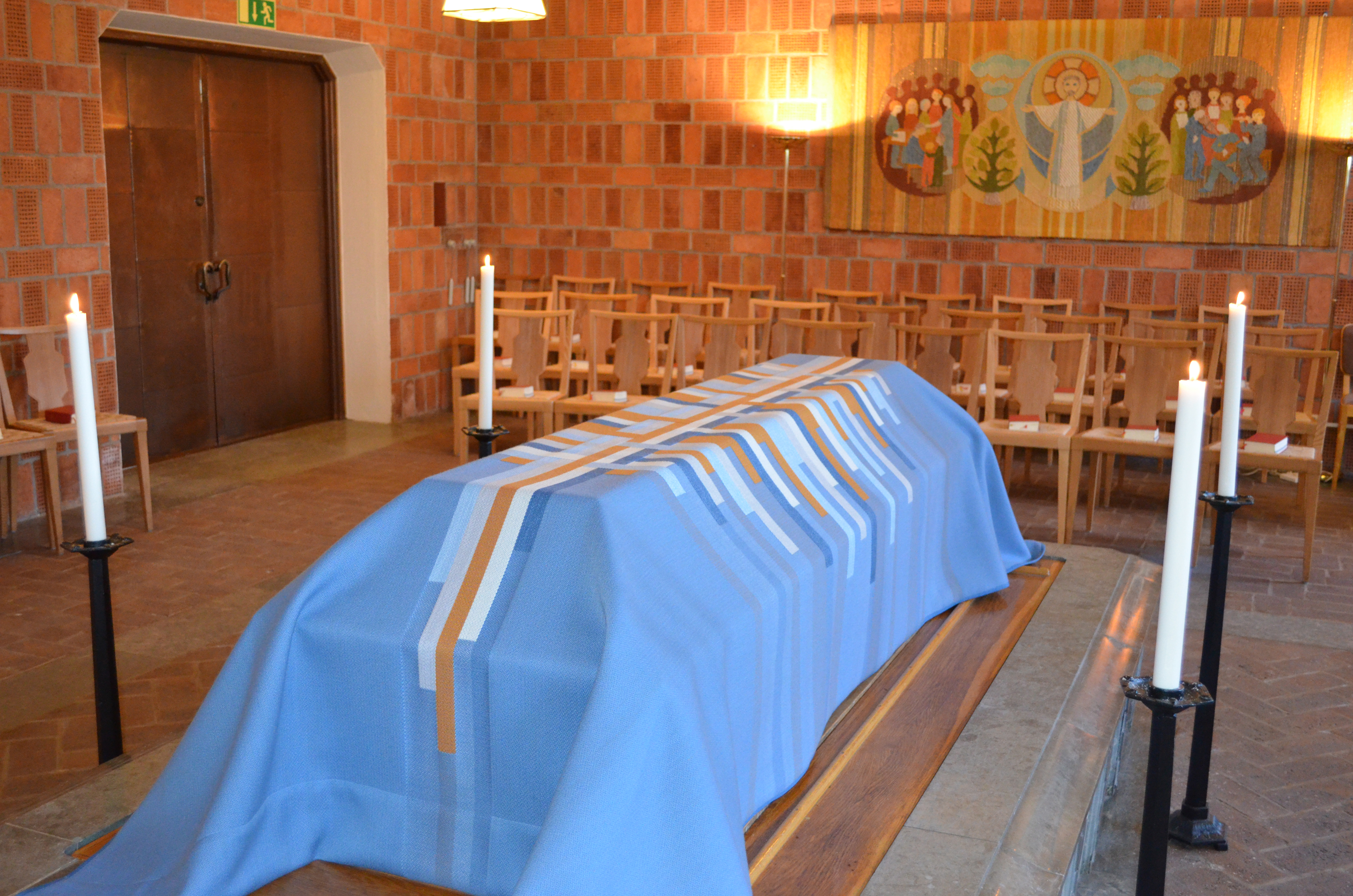 En kista med bårtäcke i Fridens kapell