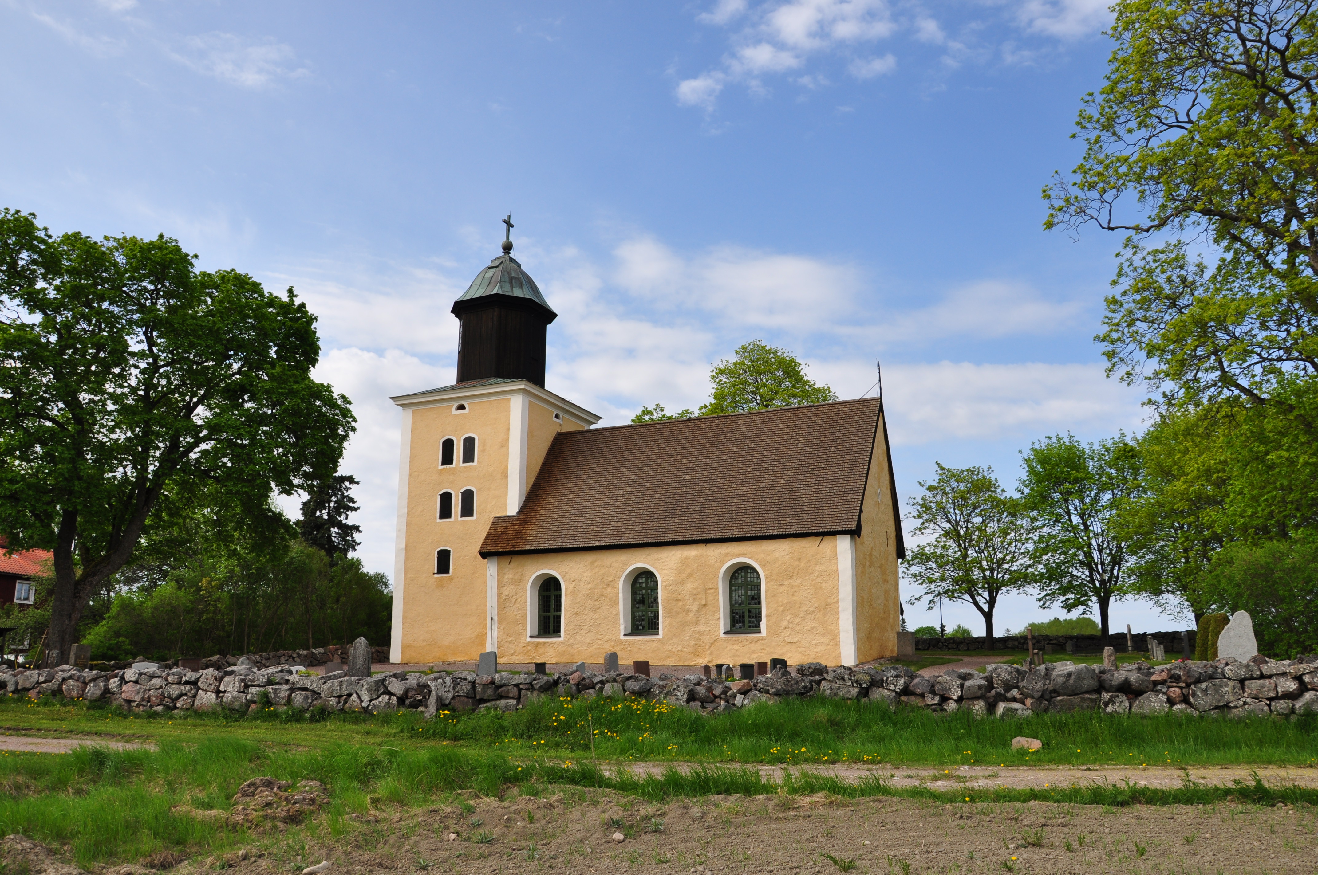 Läby kyrka en vårdag i maj