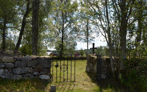 Grind in till Eke kyrkplats.