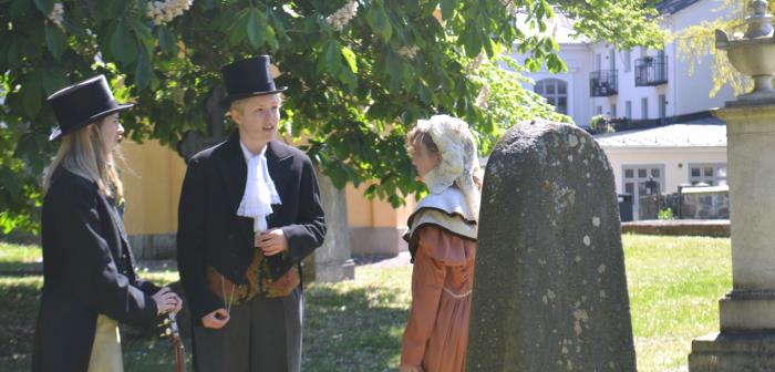 I år spelas den populära kyrkogårdsteatern in så att många ska kunna ta del av den. Några föreställningar för liten publik blir det också.