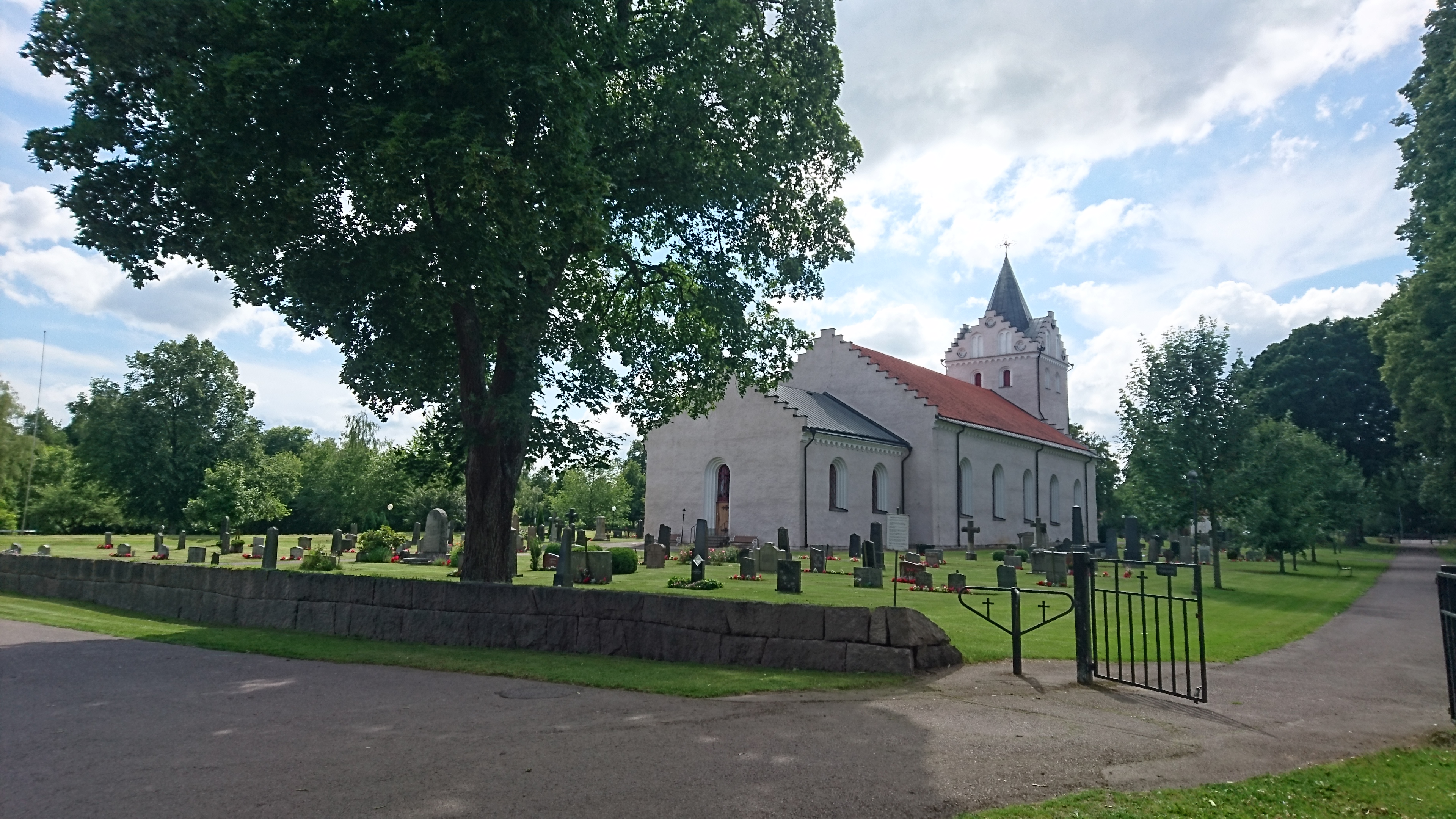 De äldsta delarna av kyrkogården ligger runt kyrkan. Här finns kvarter E-H.