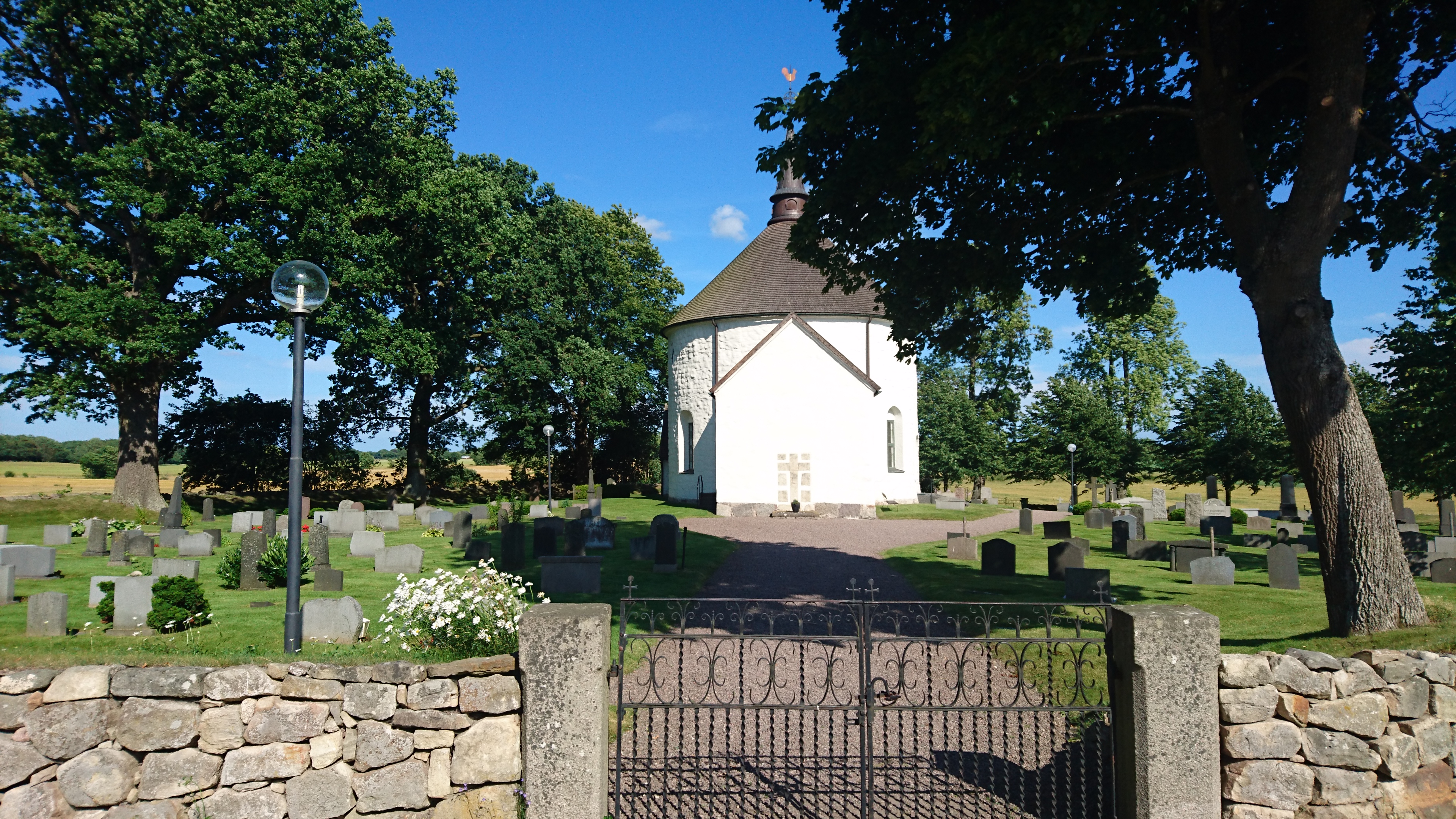 Nästan hela kyrkogården syns på bilden.