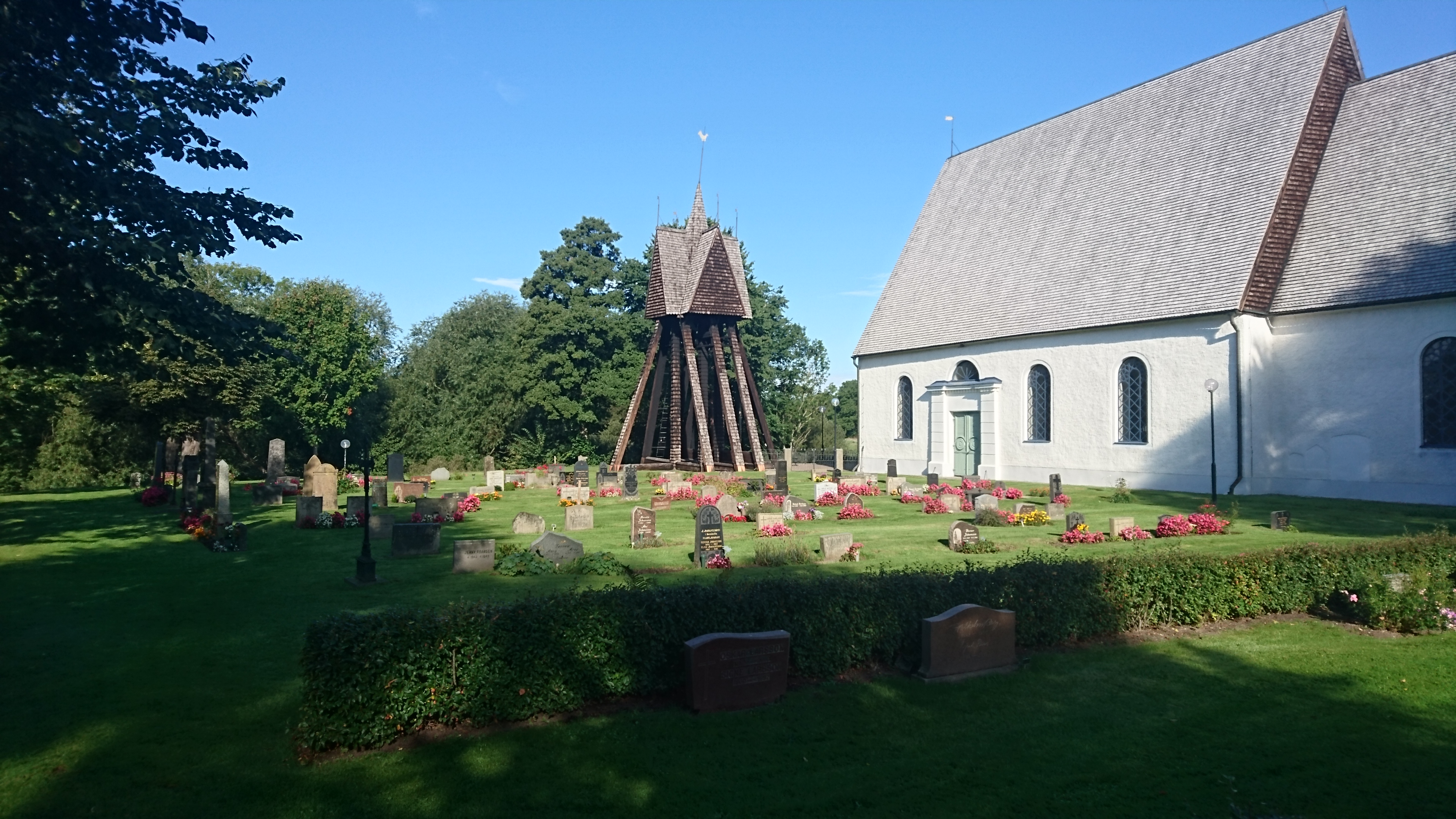 Kvarter A Man kan fortfarande ana de stora familjegravarna i ytterkanten och de små linjegravarna i mitten.