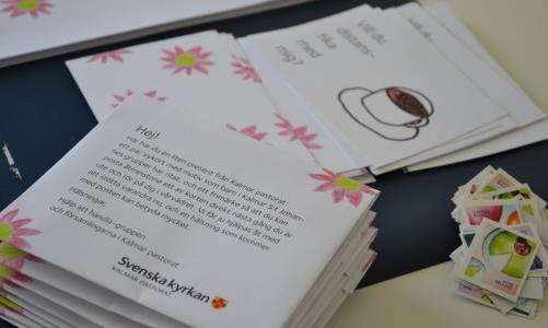 Nu hamnar en liten present i varje Hjälp att handla-kasse: ett kuvert med två vykort och ett frimärke.