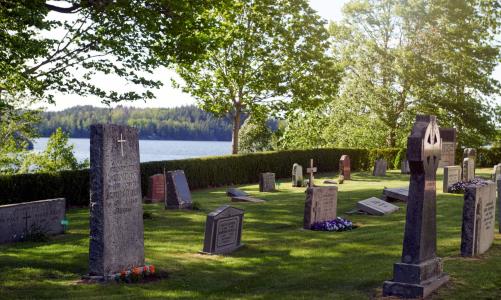 Som huvudman för begravningsverksamheten är vi skyldiga att föra register över gravrättsinnehavare. Registret ska innehålla namn, personnummer och adress på den eller dem som gravplatsen upplåtits eller överlåtits till. Vi vill därför komma i kontakt med dig som är anhörig eller känner till något om de gravar som är skyltade på kyrkogården