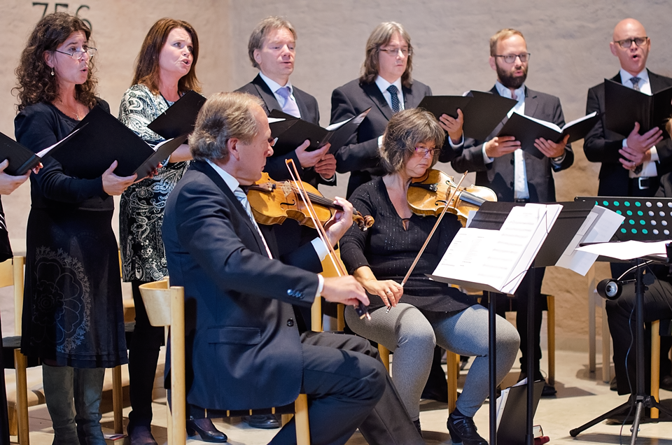 Kör och musiker i Hornsbergskyrkan.