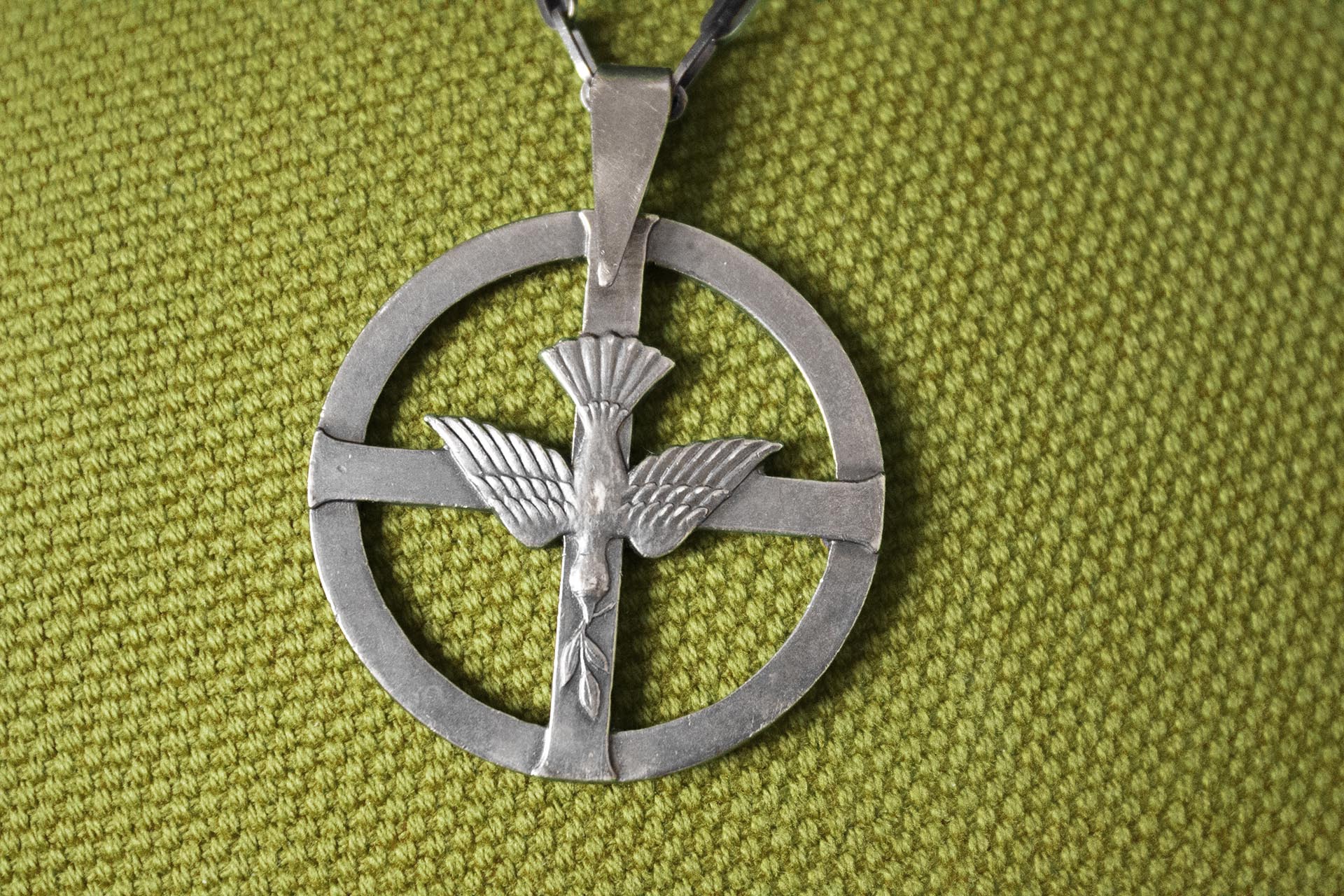 Diakonhalsband på grön textil.