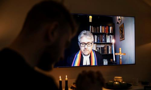 För dig som vill vara med på distans finns möjligheten att följa gudstjänster samt våra lokala andakter hemifrån.