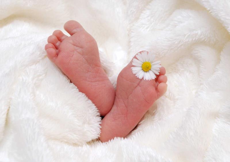 Fötter på ett spädbarn, närbild