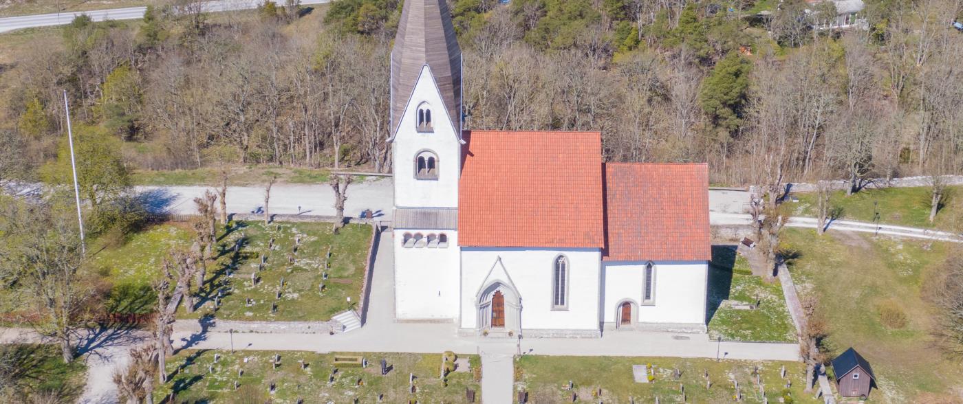 Stiftsstyrelsen i Visby har fattat beslut om fördelningen av kyrkoantikvarisk ersättning (KAE) för ramår 2021. Beslutet innebär att medel beviljats till en omfattande restaurering av Stenkumla kyrka där bl.a. putsen skall restaureras, elsystemet åtgärdas, invändigt skall kyrkans väggar, valv och fasta inredning rengöras och konserveras, textilierna konserveras och dess förvaring förbättras. Därtill beviljas medel bland annat till omläggning av taken på Rone kyrka, konservering av Follingbo kyrkas invändiga tak samt dess stödmur utvändigt kommer att kunna åtgärdas. Samfälligheten Gotlands kyrkor beviljas medel till att övervaka och styra klimatet i 68 kyrkor, ett samarbetsprojekt med bland annat GEAB och Uppsala universitet.