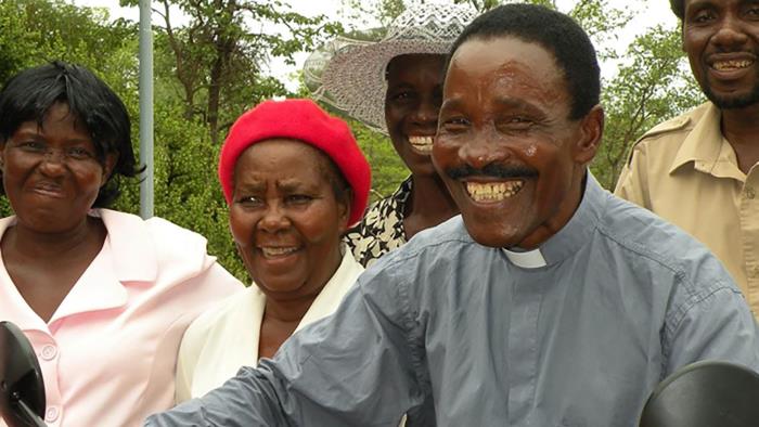 Prästen Makulubane, Evangelical Lutheran Church of Zimbabwe i Manama på sin nya motorcykel tillsammans med kyrkorådet. Välbehövligt för att kunna ta sig runt till de olika församlingarna.