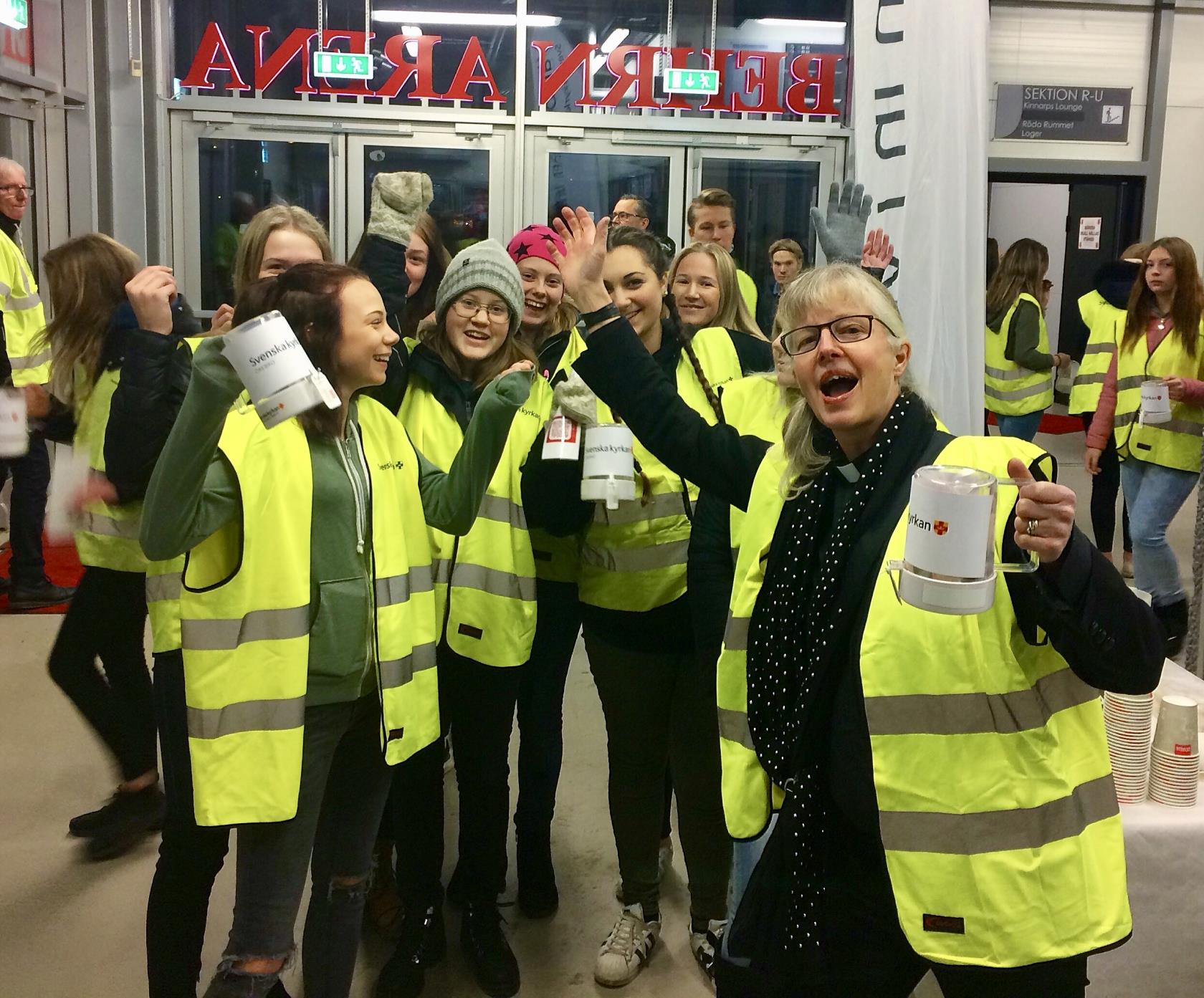 Bilden visar kyrkoherde Ewa Selin när hon skramlar med en grupp konfirmander på Behrn Arena.