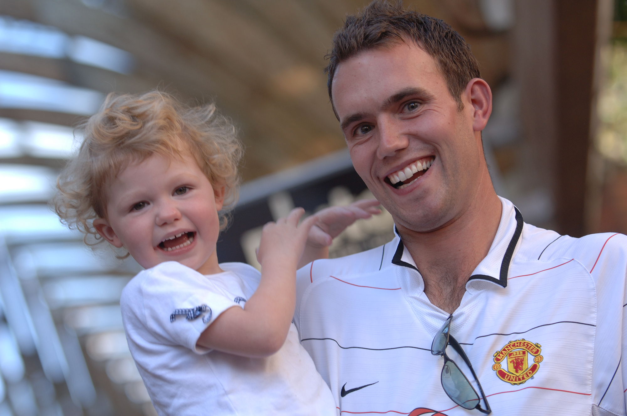 Glad pappa med sin dotter