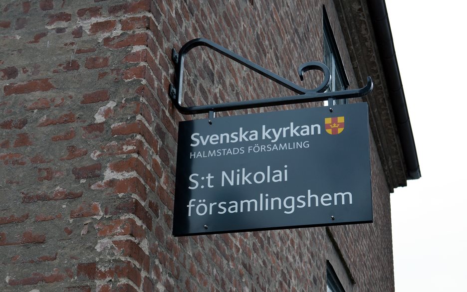 Med en tydlig skylt från fasaden ut mot Karl XI:s väg ska det bli lättare att hitta församlingshemmet.