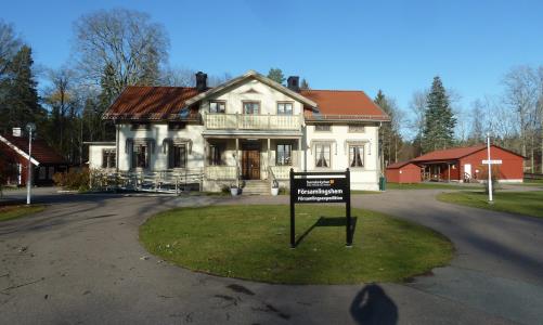 Du är alltid välkommen till kyrkan för gudstjänst och konsert, till kyrkogården, för samtal m m. Vi har infört vissa restriktioner i våra lokaler för att undvika smittspridning. Klicka här för mer info.