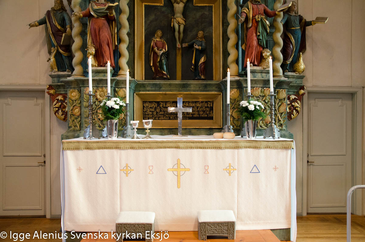 Nu är det fest i Eksjö kyrka, antipendiet är i festfärgen vit. Det är sex ljus och blommor på altaret. Dessutom finns det extra kalkar och oblater så det ska räcka till alla.