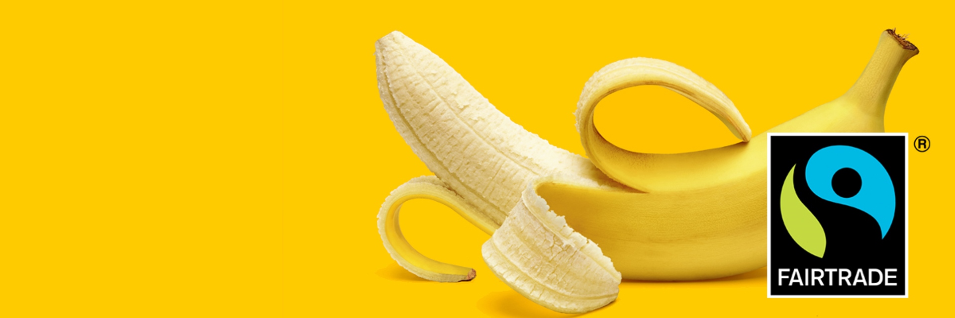 En delvis skalad banan liggande på ett bord och fairtrade-loggan. 