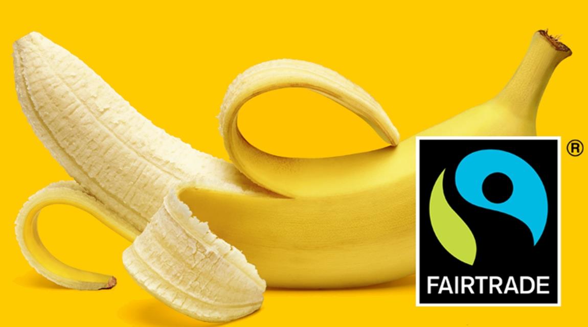 En delvis skalad banan liggande på ett bord och fairtrade-loggan. 