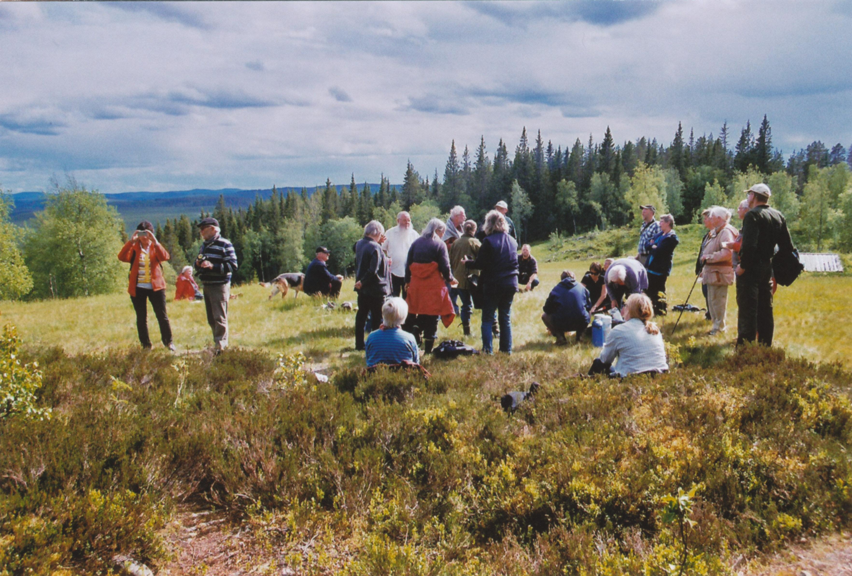Deltagare i 2012 års seminarium om skogsfinska begravningstraditioner samlade på Finnberget. 