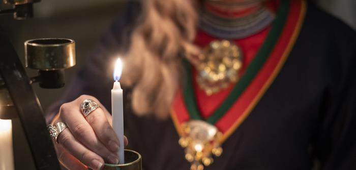 Gifta sig på meänkieli, döpas på sydsamiska eller konfirmeras på finska – från pingstdagen, den 31 maj, är detta möjligt i hela Svenska kyrkan. Då tas kyrkohandboken i bruk på fem nationella minoritetsspråk: finska, meänkieli, nordsamiska, lulesamiska och sydsamiska.