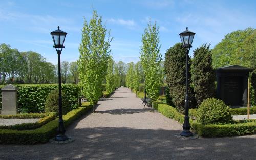 Huvudgången på Fjelie nya kyrkogård