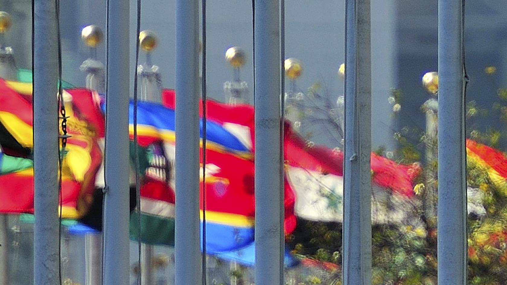 Flaggor utanför FN-huset i New York.