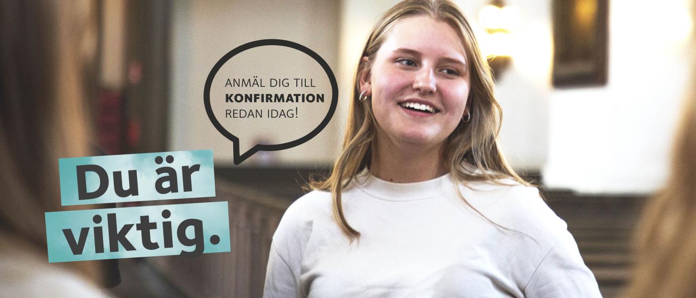 En ung tjej står i en kyrka med bänkrader i bakgrunden. Hon är klädd i en vit tröja. Text i bilden: Du är viktig. Anmäl dig till konfirmation redan idag.