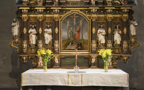 Bilden visar altaret och altaruppsatsen i S:t Nicolai kyrka i Örebro.