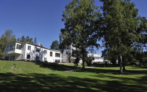 Kurs- och konferensgården Solliden ligger vackert vid sjön Långens strand.