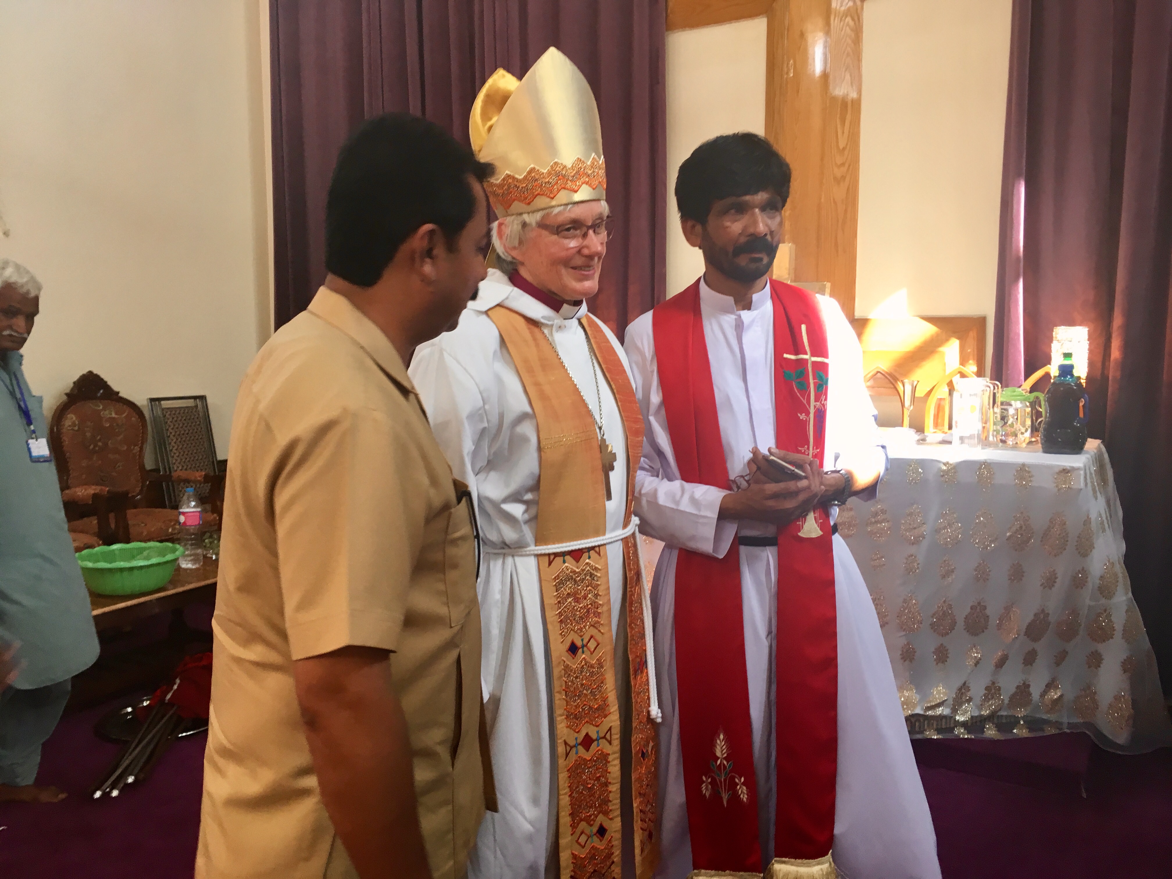 Ärkebiskop Antje i mitra tillsammans med representanter för Church of Pakistan.