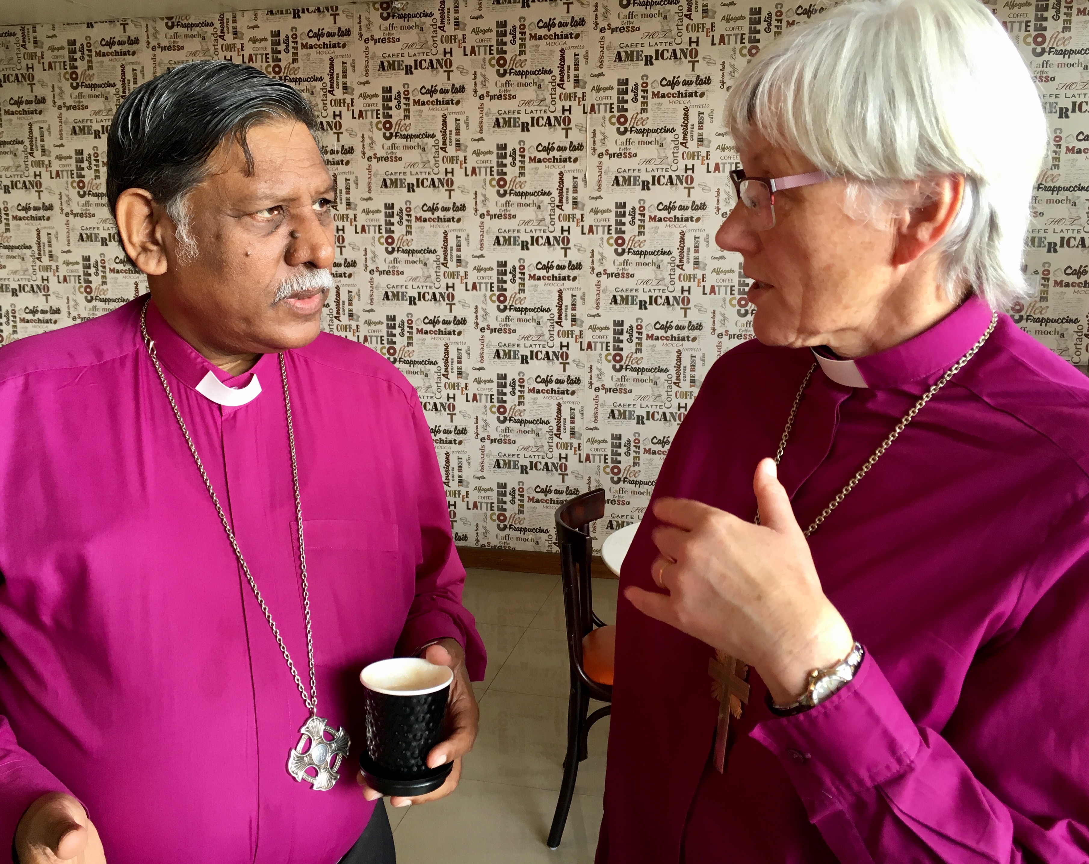 Ärkebiskop Antje samtalar med Irfan Janil, biskop i Lahore.