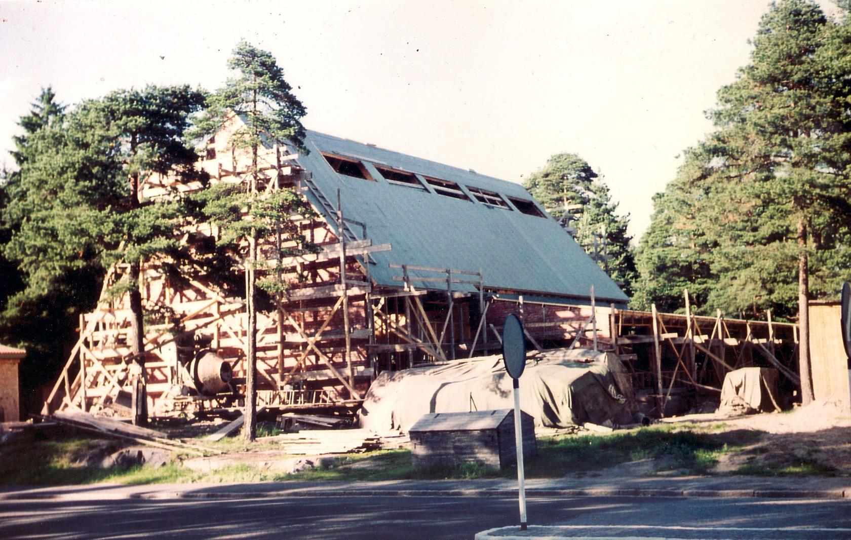  Byggnationen av Götalundens kyrka med byggnadsställningar runt om.