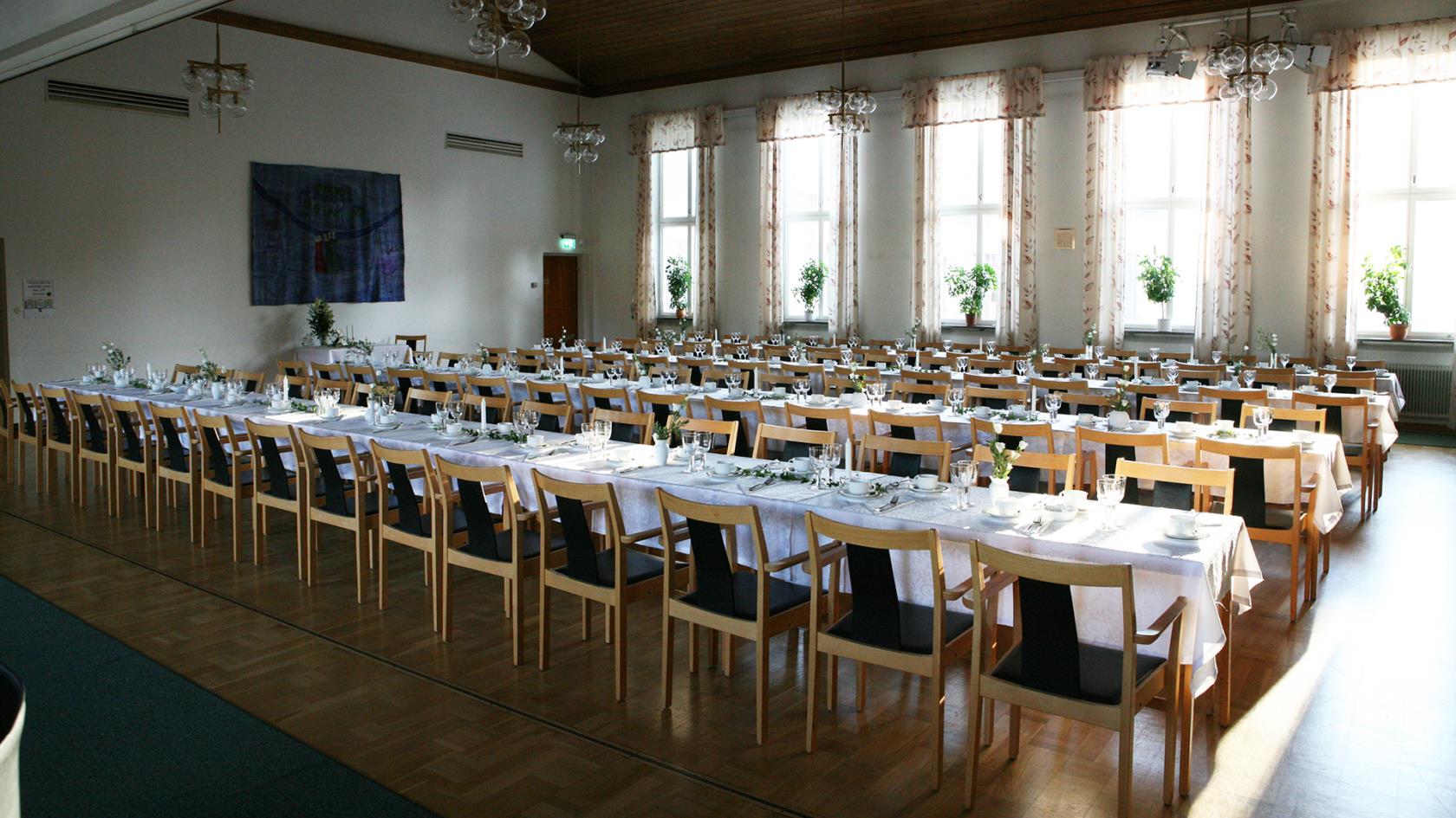 Vacker bordsdukning i Stora salen, Götene församlingshem.