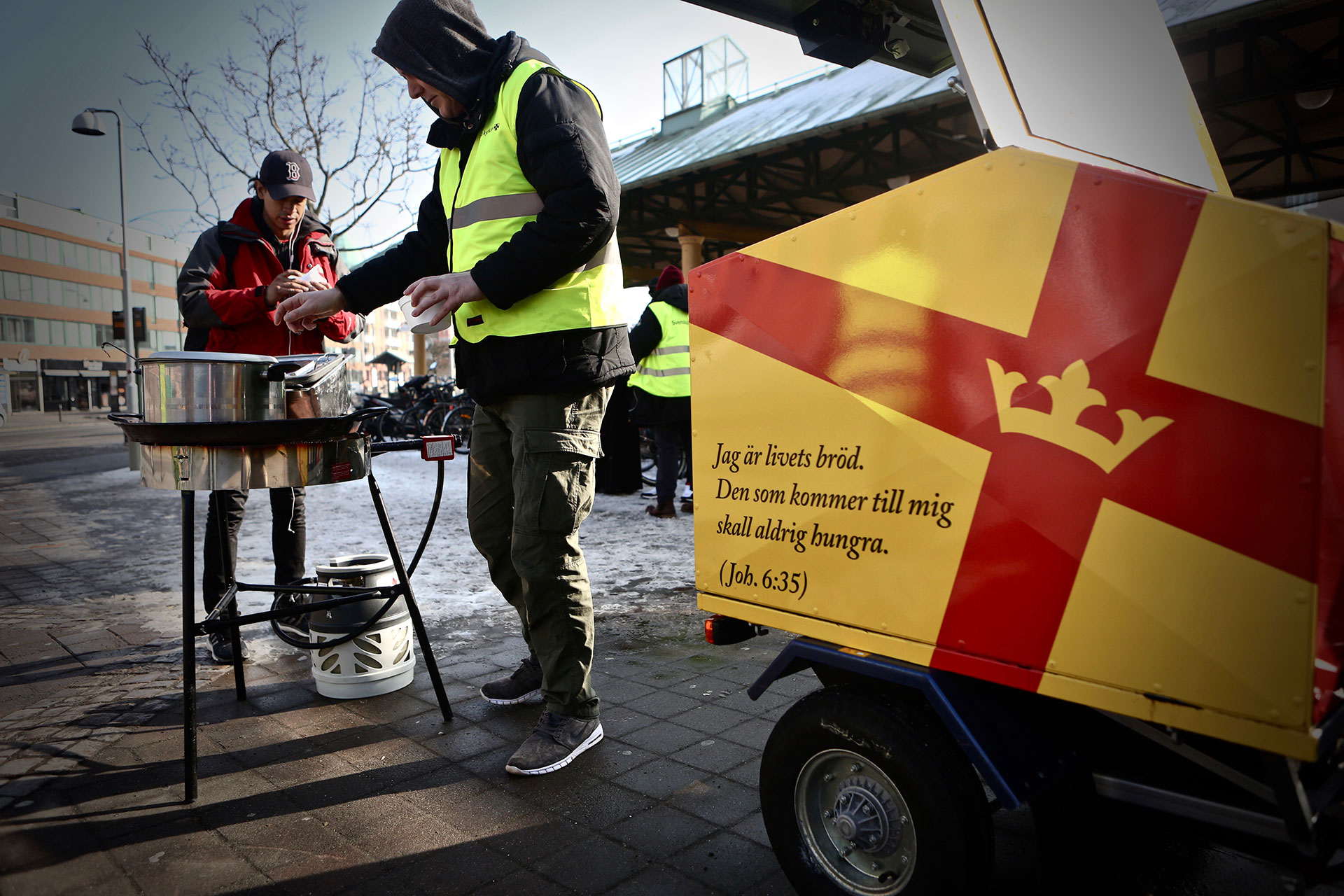 Servering av soppa från ett mobilt soppkök