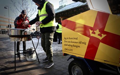 Servering av soppa från ett mobilt soppkök