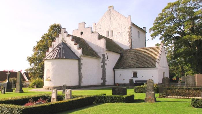 Bilden visar Gamla kyrkan och en del av kyrkogården