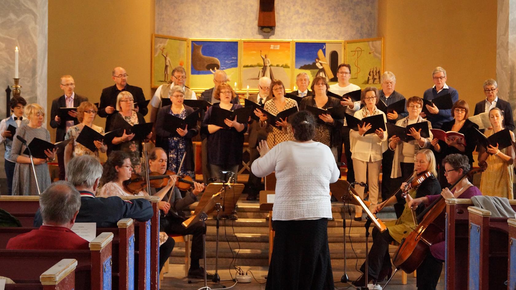 Överluleå kyrkokör under ledning av Lena Stenlund.