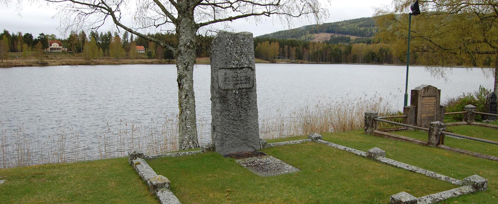 Gräsmarks kyrkogård, gravplatser nära sjön