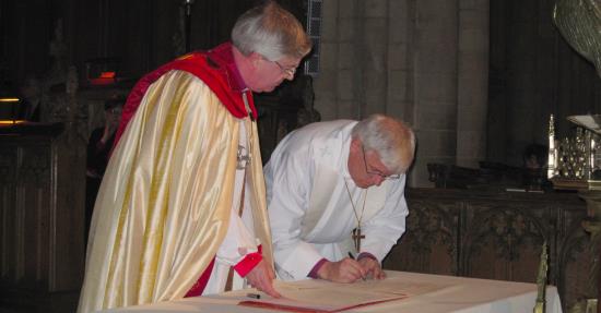 Bishop Graham James och biskop Hans Stiglund undertecknar samarbetavtalet 2010.