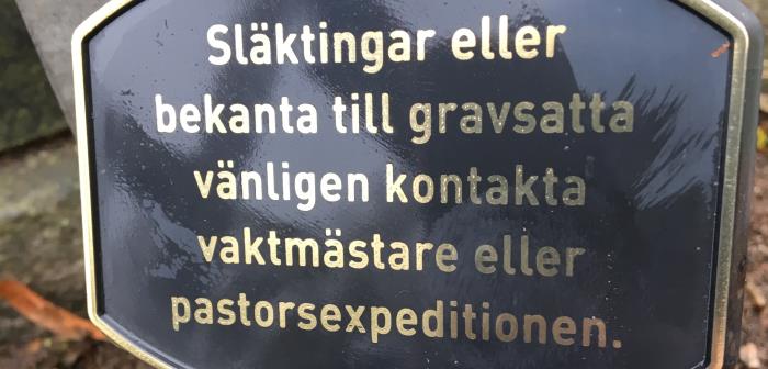 Var uppmärksam på var dessa (bilden) skyltar står. Hjälp oss söka släktingar som vill ta hand om de gravplatser som i dag saknar innehavare.