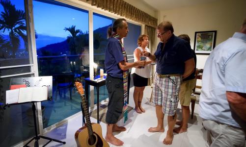 Mässan hemma hos Utlandskyrkans Erik Stenberg Roos och Anna Stenberg i Phuket blir en stund av stillhet och gemenskap.