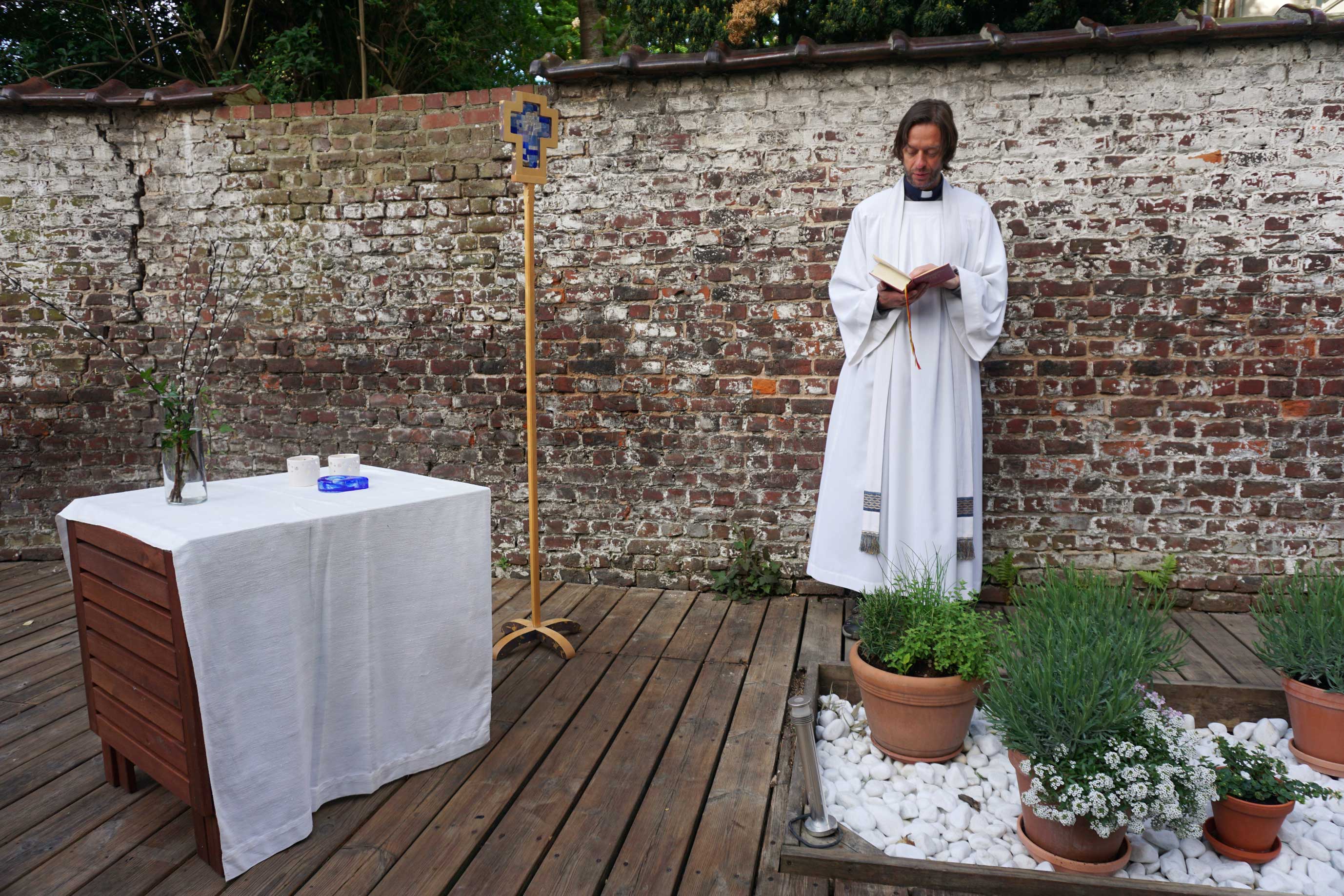 Utomhusgudstjänst prästen Gudmund tittar ner